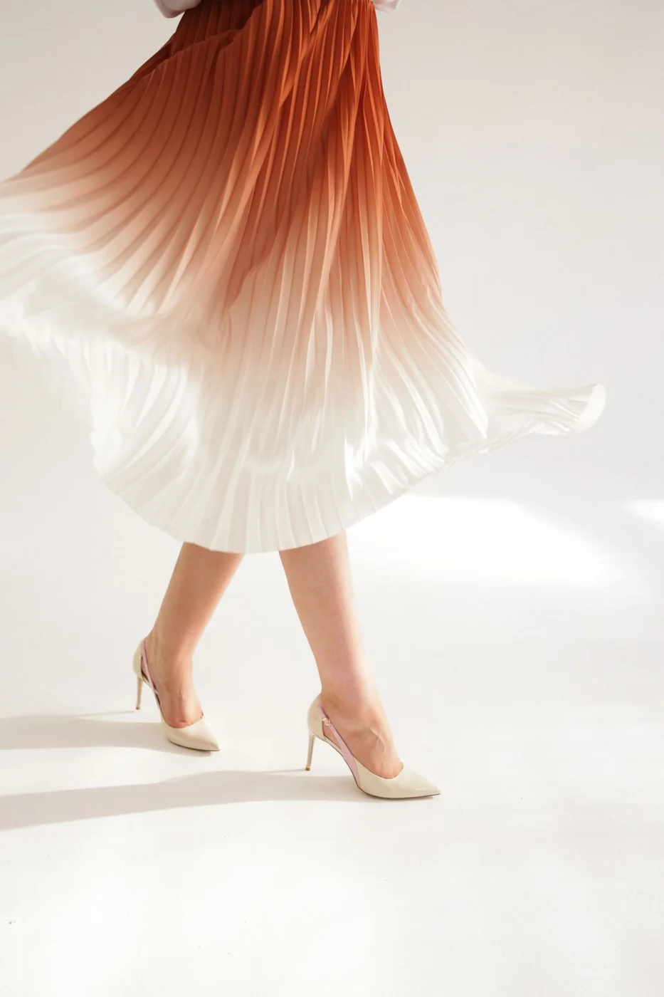 Pleated skirt moving around the legs