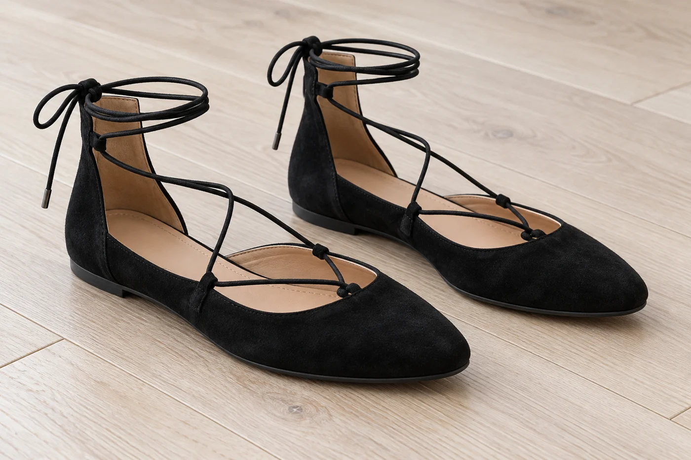 Flat shoes with adjustable ankle laces